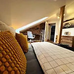 Cozy Apartment Near City Center Dresden By R&L