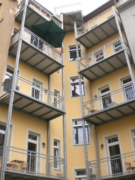 3-raum-fewo-dresden-zentrum-balkon-blick-auf-altstadt-l10 Appartement *