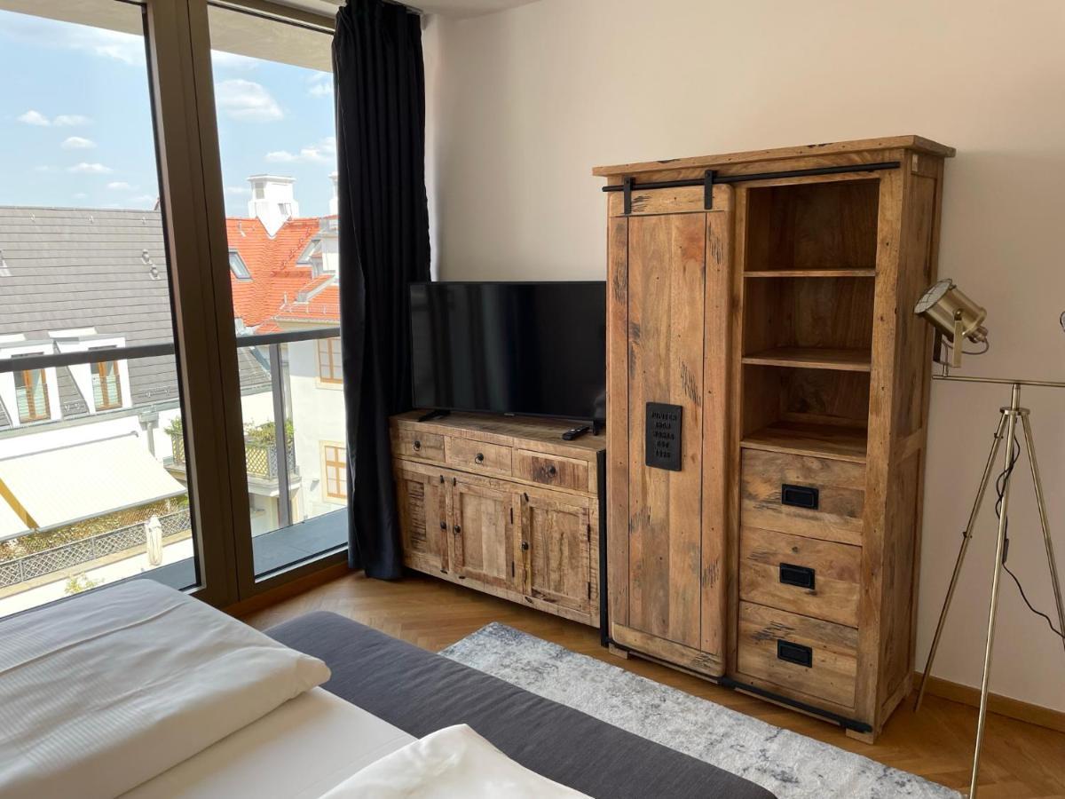Modernes An Der Frauenkirche Ii