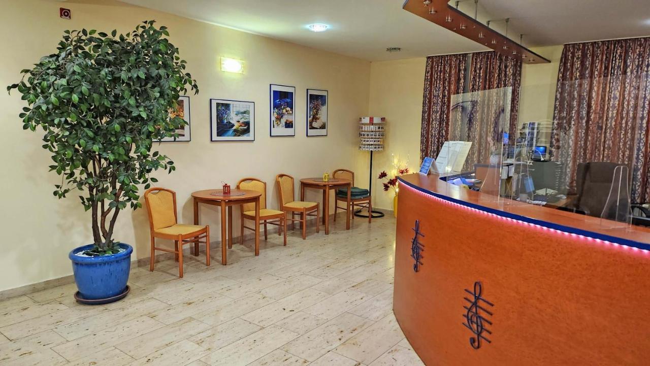 Amadeus Hotel 3*