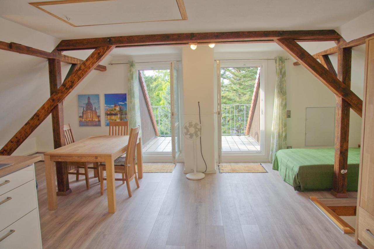 Traumzeit Mit Balkon In Vorstadtvilla