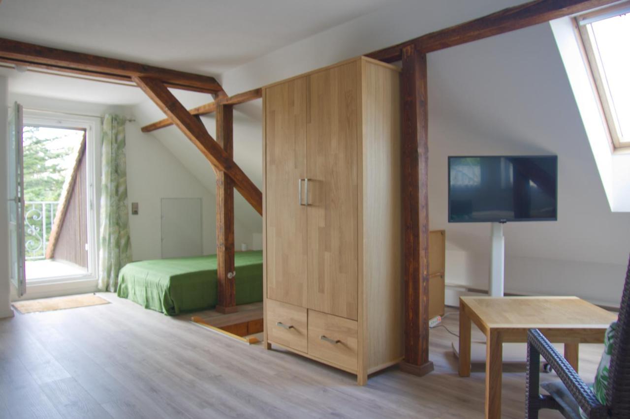 Traumzeit Mit Balkon In Vorstadtvilla *