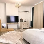 New Deluxe Studio Apartment In Quiet Back House