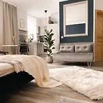 New Deluxe Studio Apartment In Quiet Back House