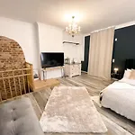 New Deluxe Studio Apartment In Quiet Back House