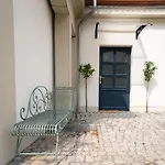 Privatsphaere Im Kutscherhaus Der Villa Golding