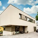 Gaestezimmer In Dresden Mit Dach-Terrasse, Wohnbereich Und Kueche