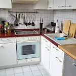 Las- Ruhig Aber Zentral Teilmoebliert,