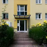Helles Apartment Mit Balkon Am Grossen Garten Nahe Stadtzentrum