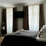 Noy\'Z In Der Belebten Neustadt