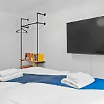 Luxus Im Zentrum Fuer 6 Personen Mit 3 Zimmern, Balkon, Parkplatz, Wlan