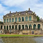 Grosses Apartment Im Zentrum Von Dresden, 2 Schlafzimmer, 2 Baeder, Balkon