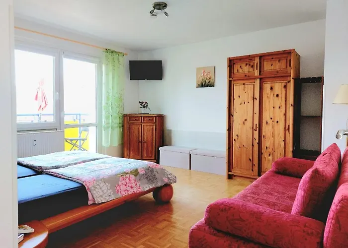 Helles Apartment Mit Balkon Am Grossen Garten Nahe Stadtzentrum