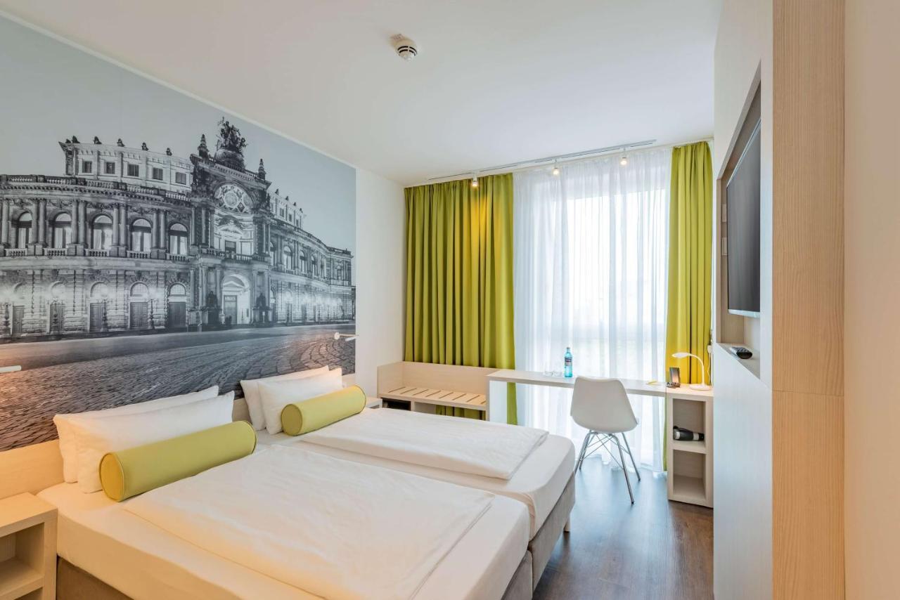 Super 8 By Wyndham Hotel