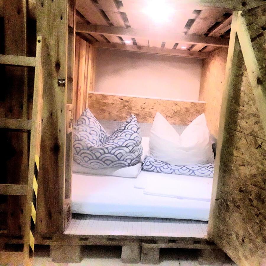 Fox-box Hotel