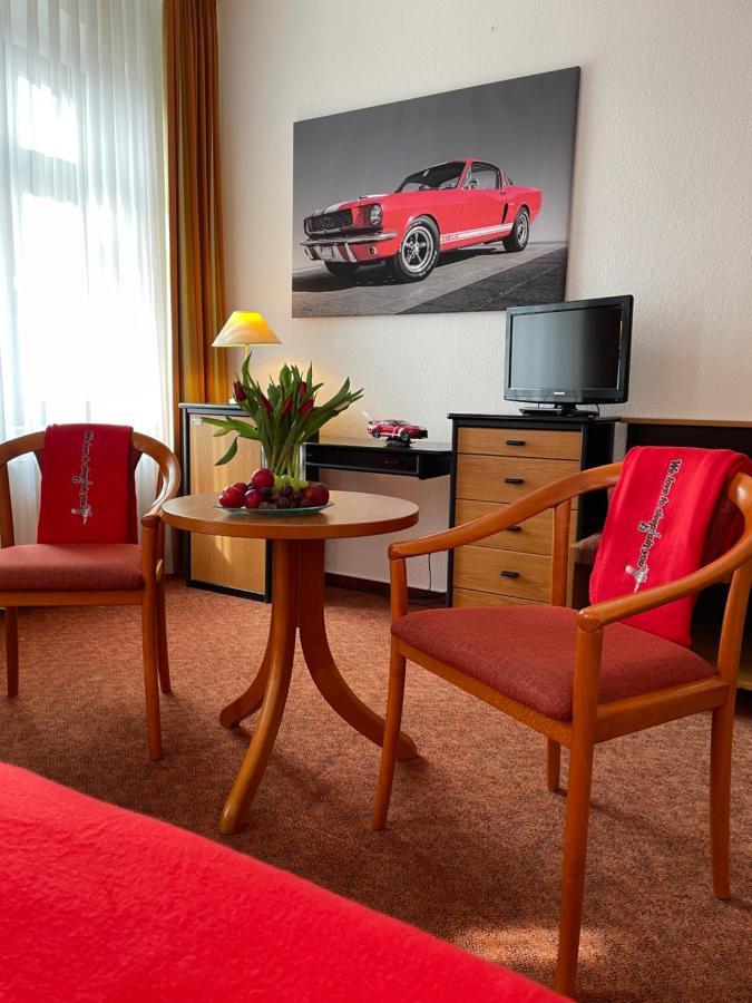 Mustang Am Großen Garten Hotel