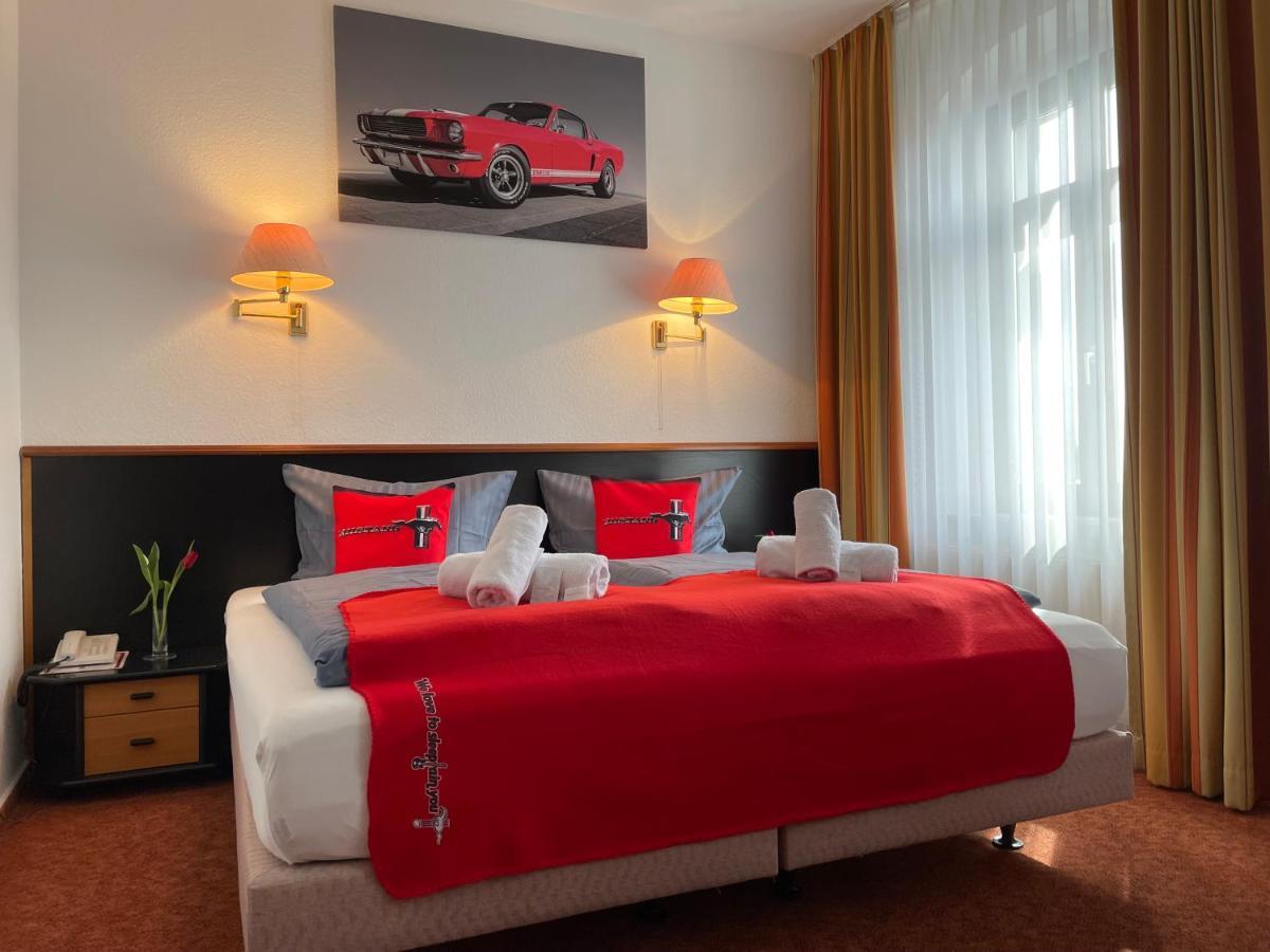 Mustang Am Großen Garten Hotel