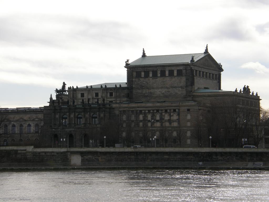 Bellevue Apartment *