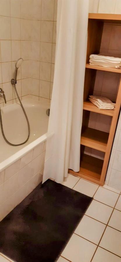 Apartment Las- Ruhig Aber Zentral Teilmobliert,