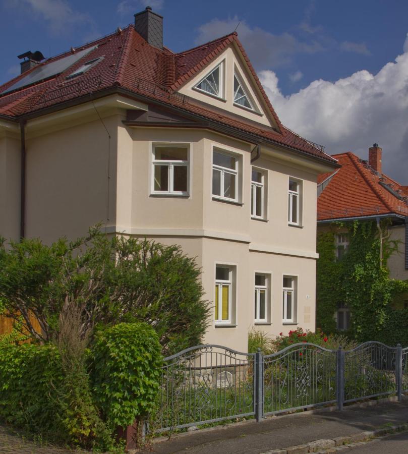 Traumzeit Mit Balkon In Vorstadtvilla *