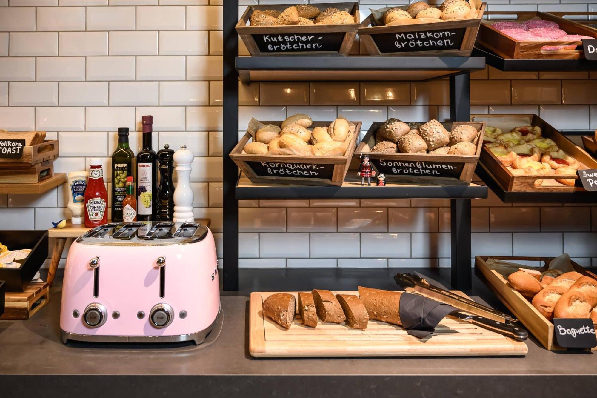 Hotel Moxy Neustadt 3*