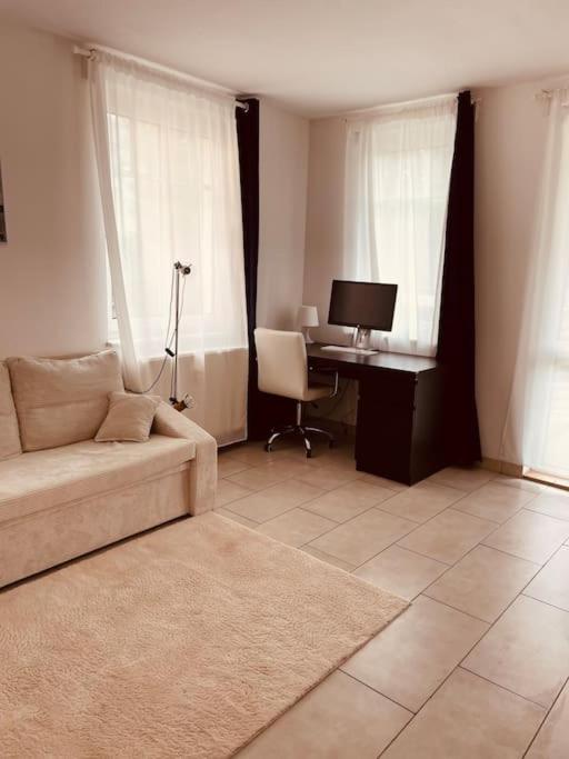 Studio-apartment Mit Balkon Apartment *