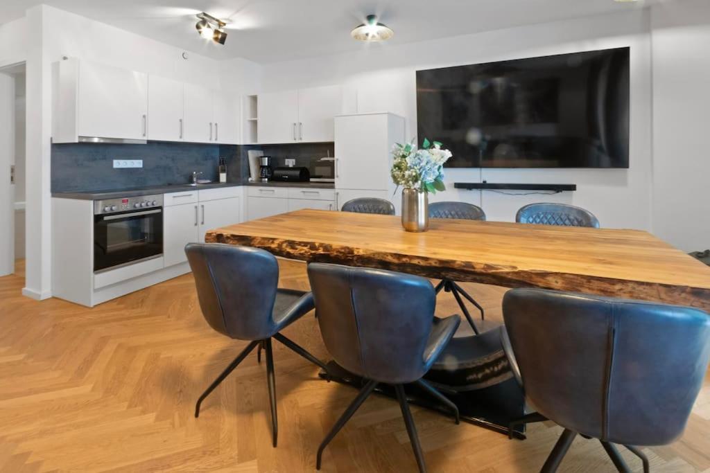 Apartment Luxus Im Zentrum Fuer 6 Personen Mit 3 Zimmern, Balkon, Parkplatz, Wlan