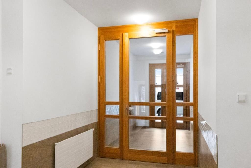 Luxus Im Zentrum Fuer 6 Personen Mit 3 Zimmern, Balkon, Parkplatz, Wlan Apartment