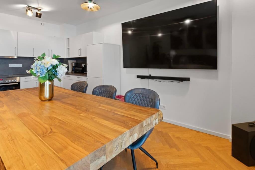 Apartment Luxus Im Zentrum Fuer 6 Personen Mit 3 Zimmern, Balkon, Parkplatz, Wlan Dresden