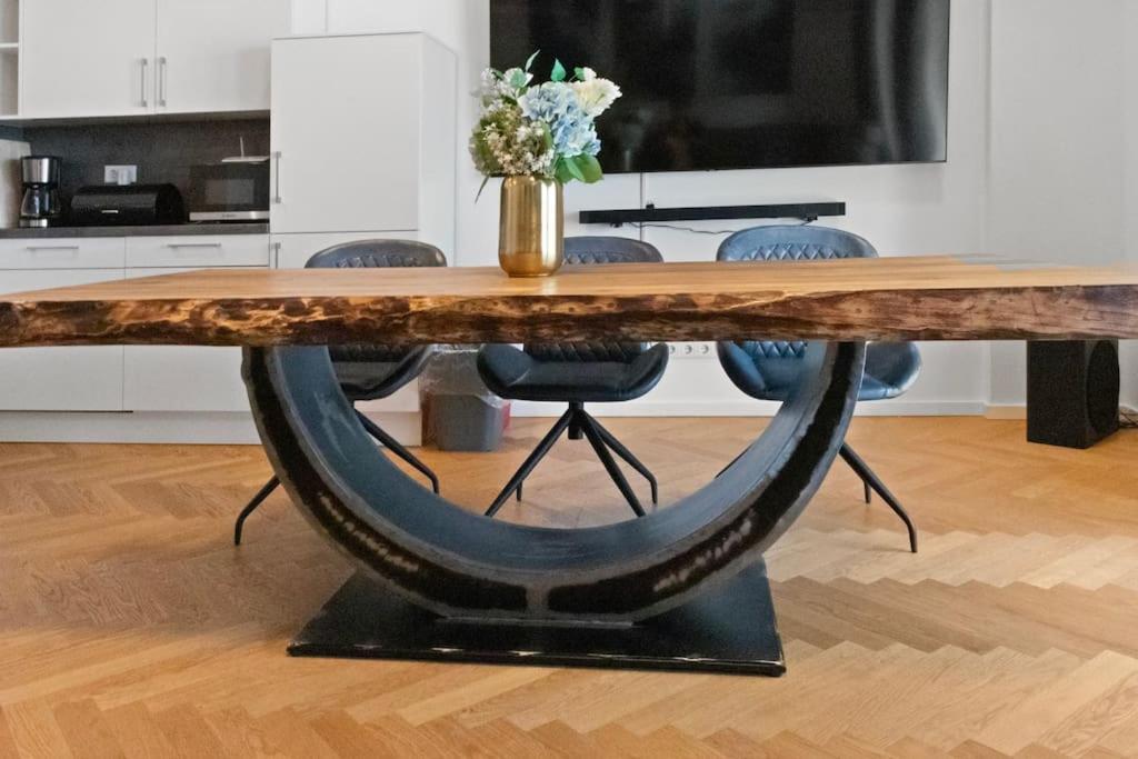 Apartment Luxus Im Zentrum Fuer 6 Personen Mit 3 Zimmern, Balkon, Parkplatz, Wlan Dresden