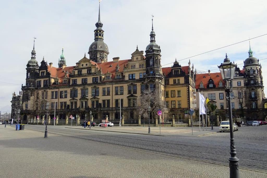 Apartment Luxus Im Zentrum Fuer 6 Personen Mit 3 Zimmern, Balkon, Parkplatz, Wlan Dresden