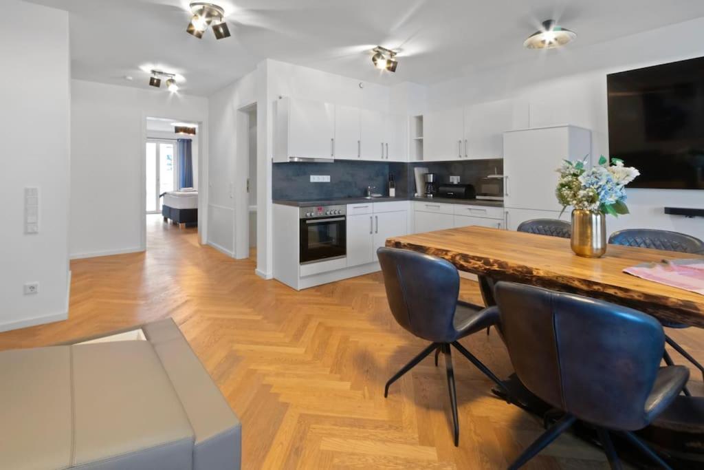 Apartment Luxus Im Zentrum Fuer 6 Personen Mit 3 Zimmern, Balkon, Parkplatz, Wlan
