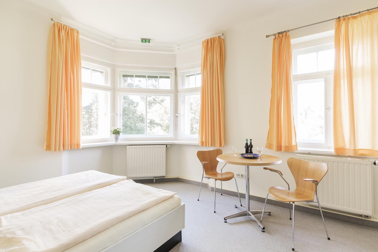 Hotel Gastehaus Einsteinstrasse 3*
