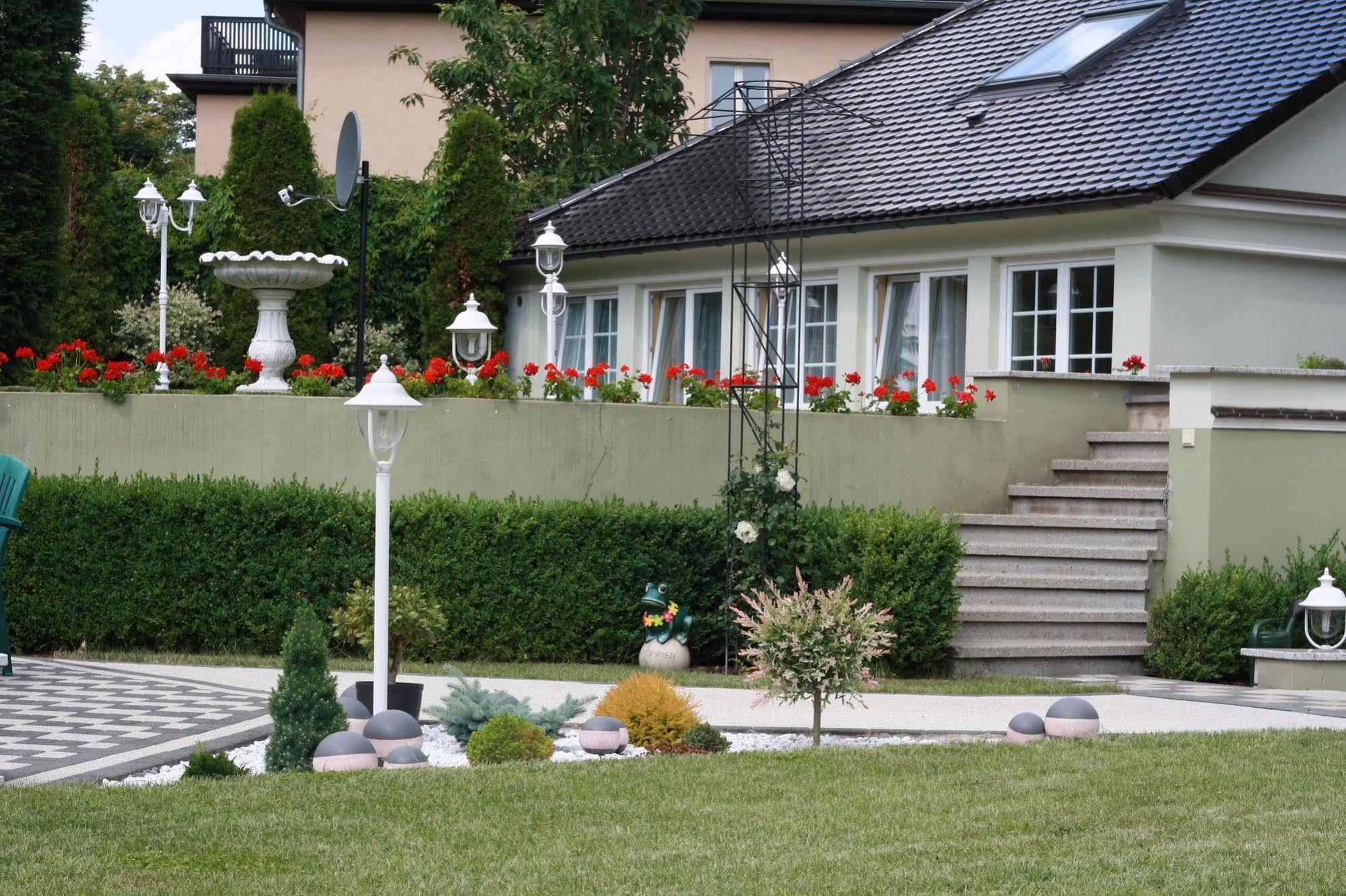 Am Waldschlösschen 2*