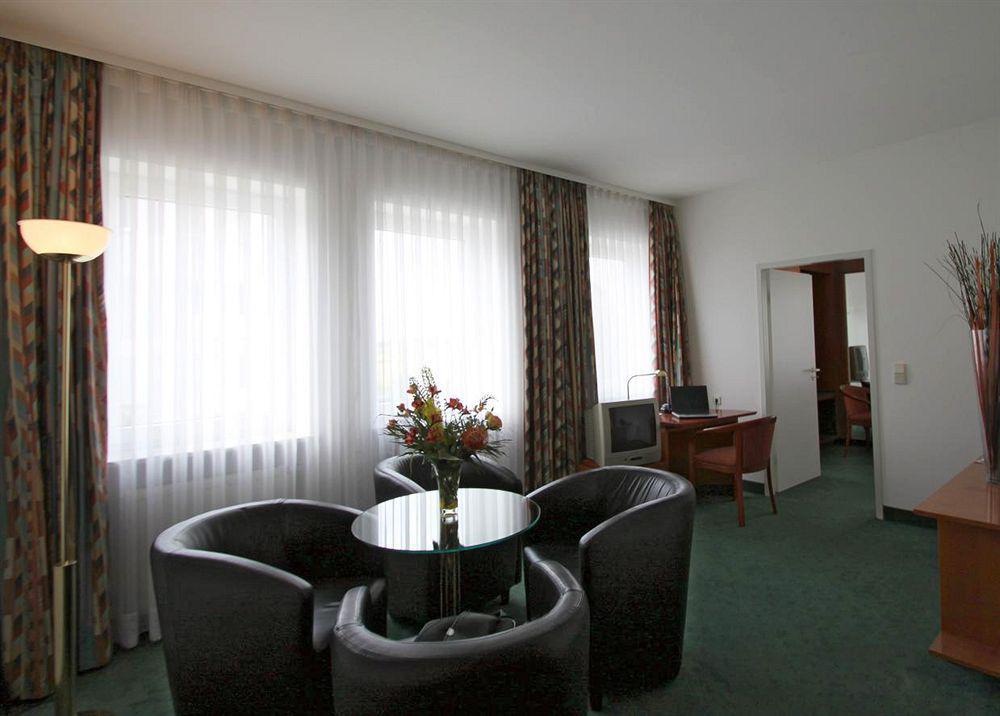 Dormero Airport Hotel 4*