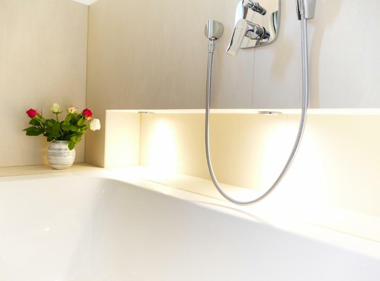 Grosses Im Zentrum Von Dresden, 2 Schlafzimmer, 2 Baeder, Balkon *