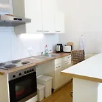 Cosy Apt Nearby Station Neustadt In It-District