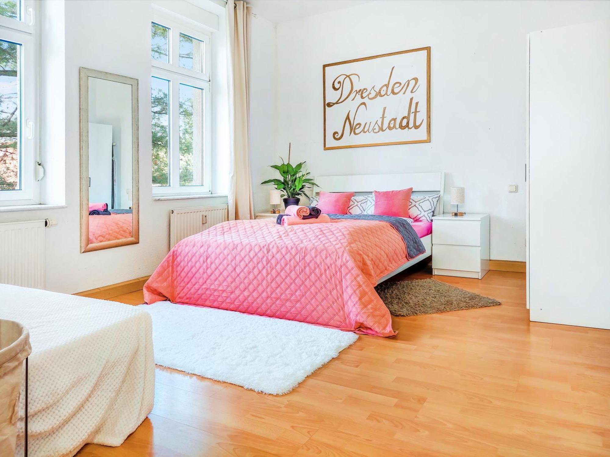 Apartment Helle, Ruhige 2 Zi-whg, 2 Baeder, Dd Neustadt, Lage *