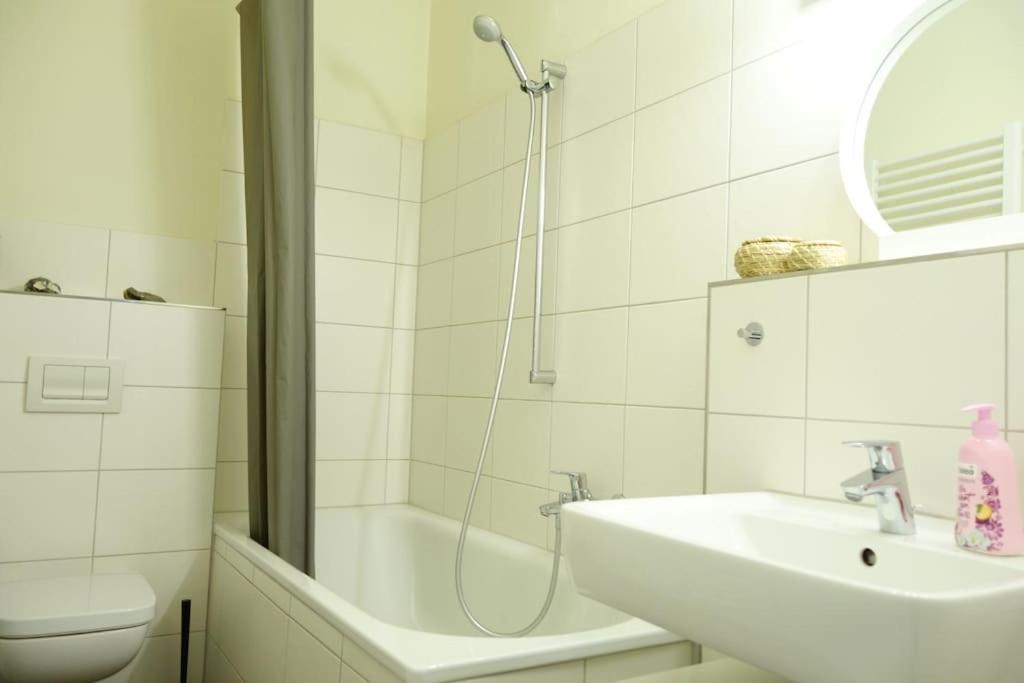 Cosy Nearby Station Neustadt In It-district Apartment