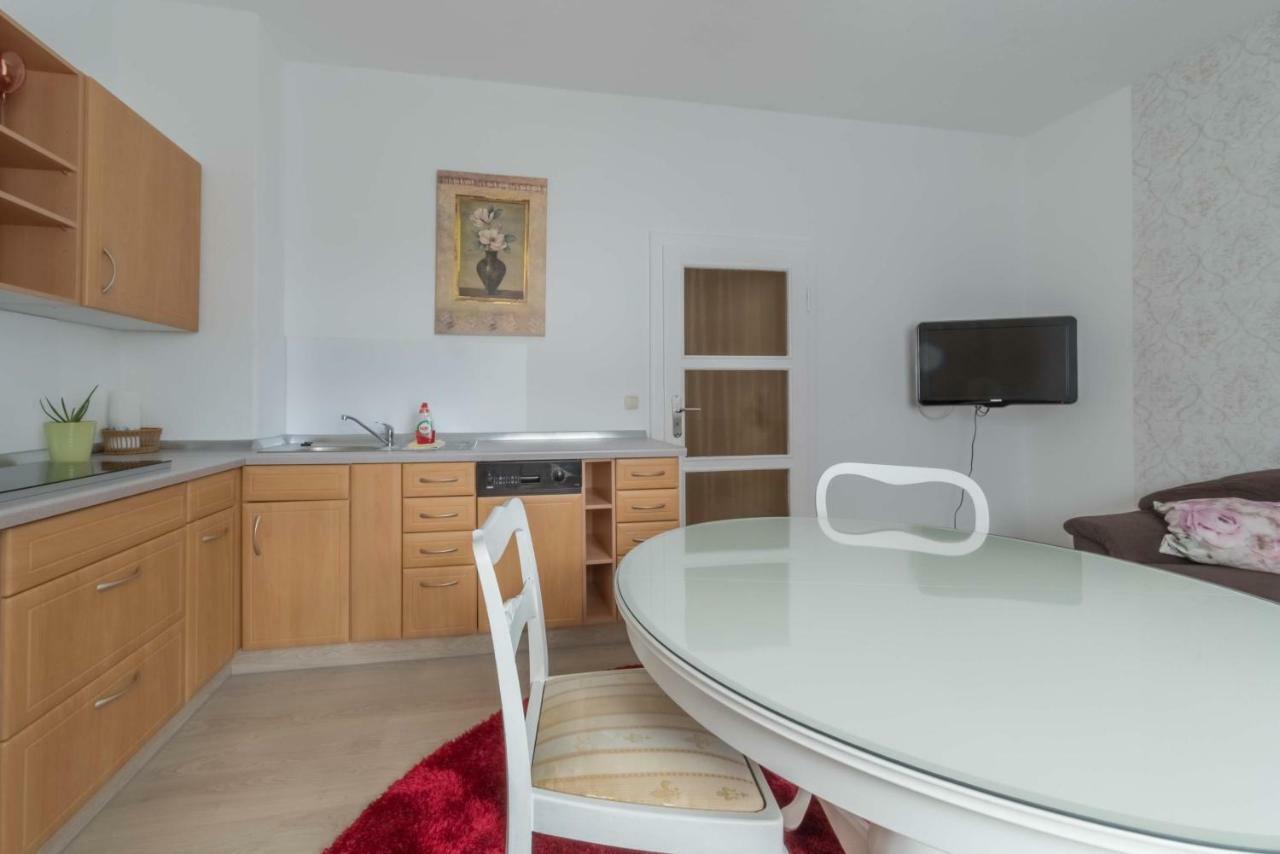 Zentrale Ferienwohnung In Gruna Im Dg *