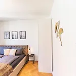 Tip! 120 Qm Apartment Direkt Am Neumarkt