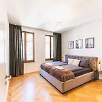 Tip! 120 Qm Apartment Direkt Am Neumarkt